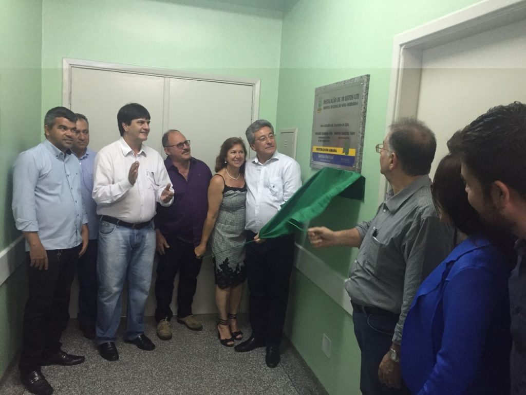 O secretário de saúde Nelson Tavares (dir.) e o prefeito Roberto Hashioka durante inauguração dos novos leitos de UTI